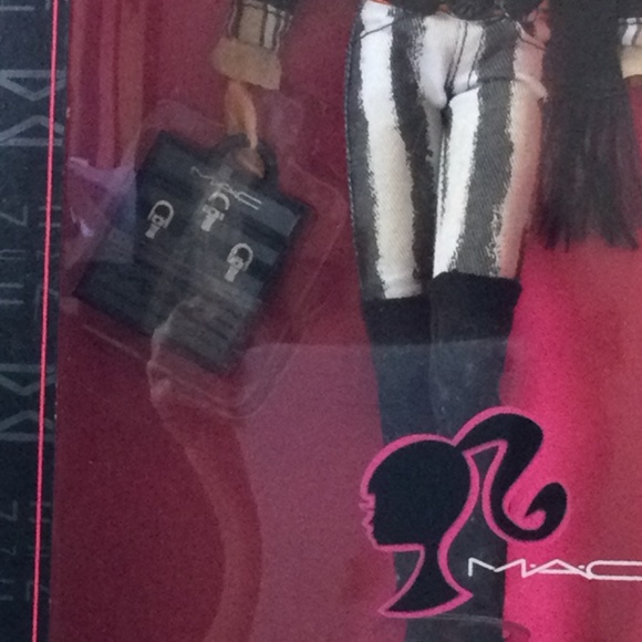 MAC Barbie by Mattel - Picture 4 of 14